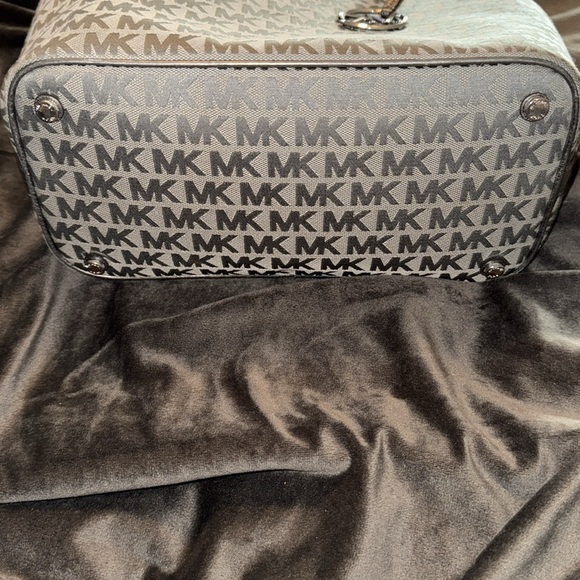 Michael Kors bag - Picture 2 of 6
